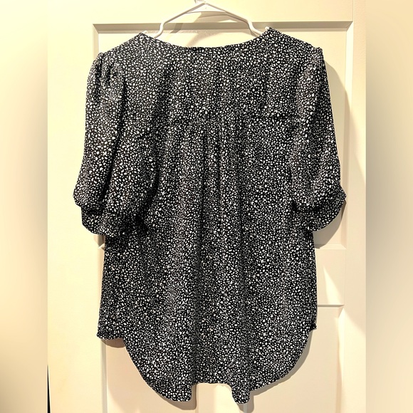 Gibson Look, medium, black/white, hi-lo blouse with animal print & smocked cuff - Picture 5 of 5